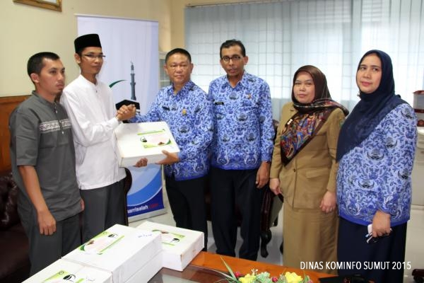 Yayasan Ar Risalah Al Khairiyah Muslim Serahkan 20 Kotak Kurma kepada Kadis Kominfo Provsu
