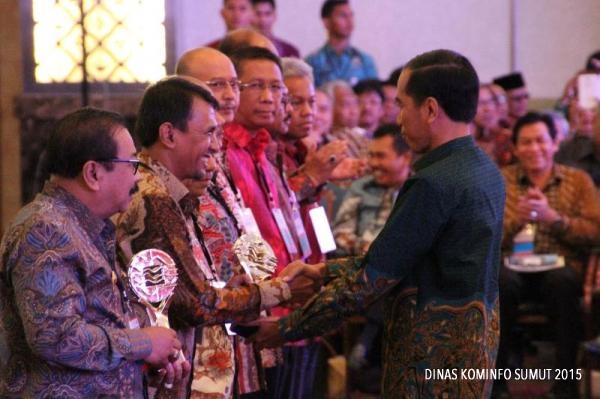Presiden Serahkan Penghargaan TPID Terbaik ke Gubernur Sumut