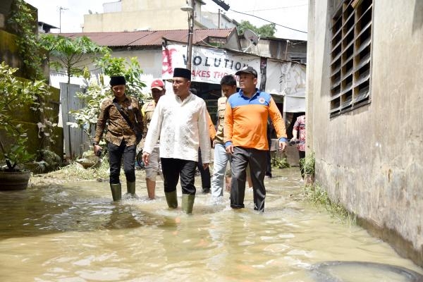 Gubsu Tinjau Langsung Beberapa Lokasi Banjir di Medan
