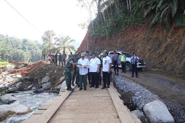Edy Rahmayadi Tinjau Lokasi Banjir Bandang Labura, Segera Relokasi Rumah Penduduk dan Bangun Infrastruktur