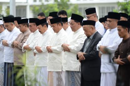 Pj Gubernur Sumut Salat Idulfitri Bersama Ribuan Masyarakat di Halaman Rumah Dinas