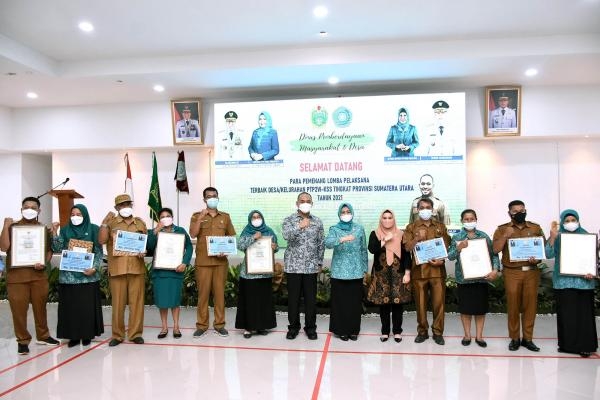 Nawal Serahkan Penghargaan Pelaksana Terbaik PTP2W-KSS 2021 *Dorong Daerah Lanjutkan Penguatan Peranan Wanita