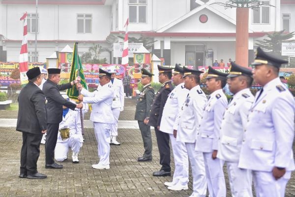 Gubernur Edy Rahmayadi Serahkan Tunggul Kecamatan Terbaik se-Sumut TA 2022 di Sipirok