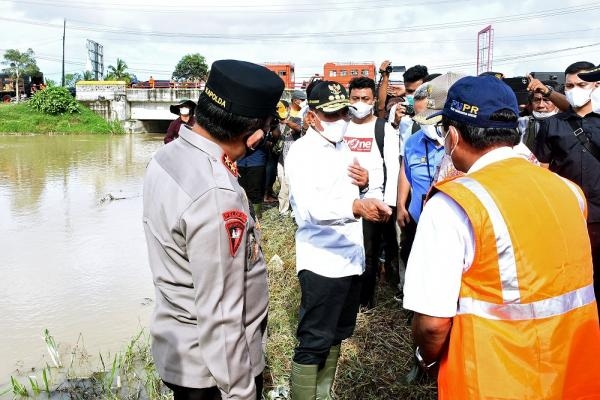 Tinjau Pengungsi dan Kawasan Banjir di Sergai, Gubernur Harapkan Masyarakat Kooperatif untuk Peningkatan Kapasitas Tanggul Sungai
