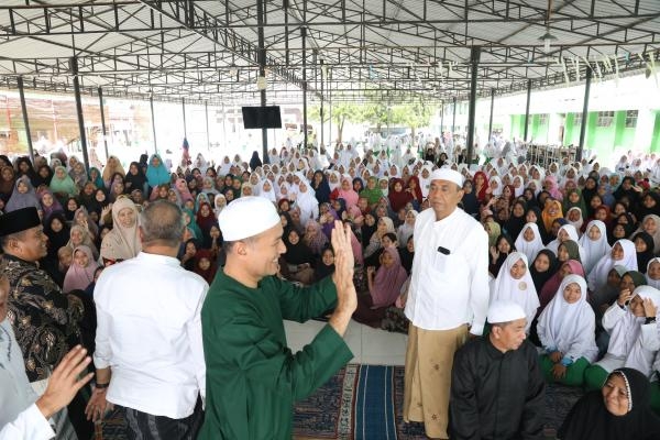 Kunjungi Pesantren Al-Bi’tsatul Islamiyah, Ijeck: Senangkan Hati Orang Tua Kalian