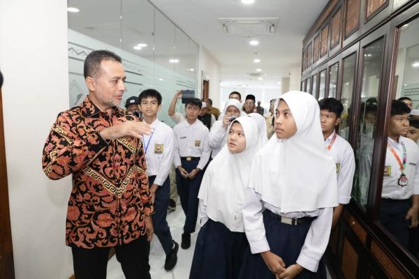 Pelajar SMP Harapan 1 Medan Diajak Tour Ruang Kerja hingga Duduki Kursi Wakil Gubernur