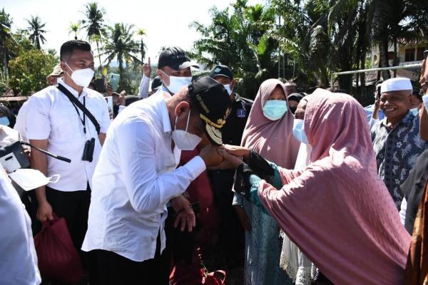  Gubernur Edy Rahmayadi Bagikan Paket Sembako ke Warga di Madina dan Palas