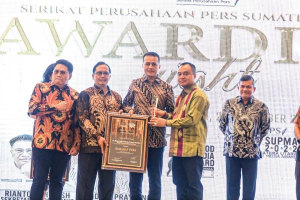 Terima Penghargaan Sahabat Pers SPS Sumut, Ijeck: Tak Baca Koran Rasanya Tak Bergaul