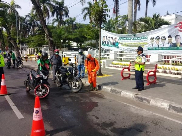 Dinas Perhubungan Provinsi Sumatera Utara secara serentak melaksanakan penyemprotan desinfektan penanganan wabah Corona Virus Disease 2019 (COVID-19) di depan kantor Gubernur Sumatera Utara