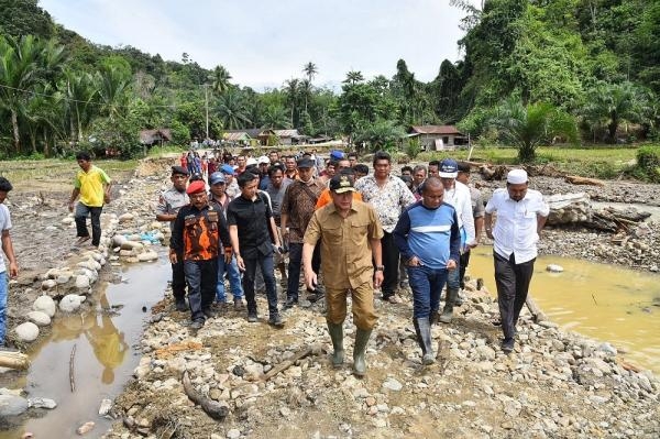 Gubernur Langsung Tinjau Lokasi Banjir Bandang Tapteng