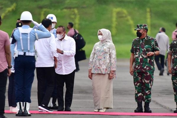 Gubernur Sumatera Utara Sambut Kedatangan Joko Widodo di Lanud Soewondo