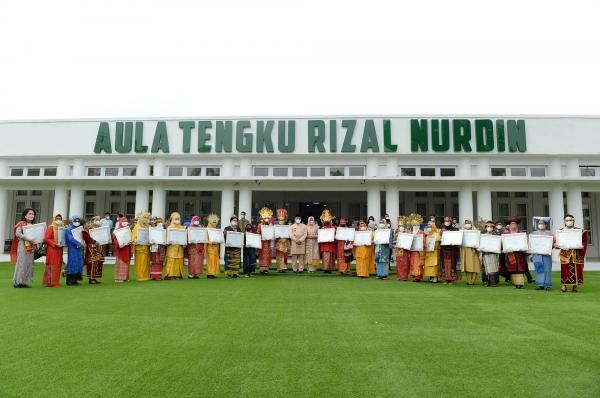 Ikuti Peringatan Hari Kartini 2022 Secara Virtual, Gubernur Edy Rahmayadi Serahkan Penghargaan kepada 33 Perempuan Berjasa dan Berprestasi