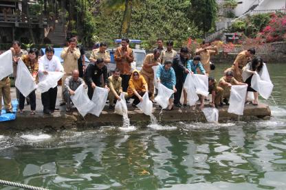 Plt. Gubernur Sumatera Utara Tabur Benih Ikan 