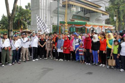 Wagubsu Melepas Gerak Jalan dalam Rangka HUT Provinsi Sumatera Utara ke - 66